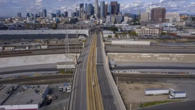 طريق شبه خالية في لوس أنجلس في ما يشبه مشهداً من أفلام الكوارث