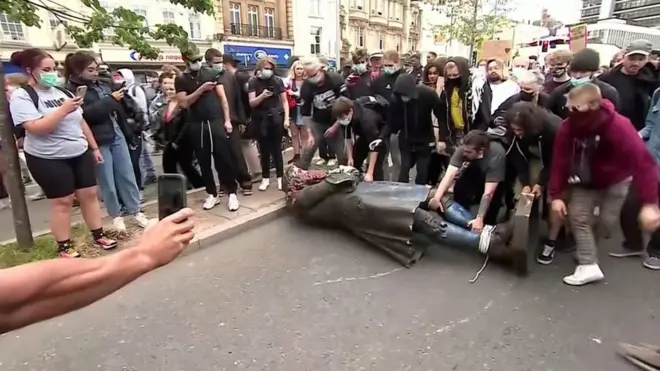 Протестующие и статуя Эдварда Колстона.