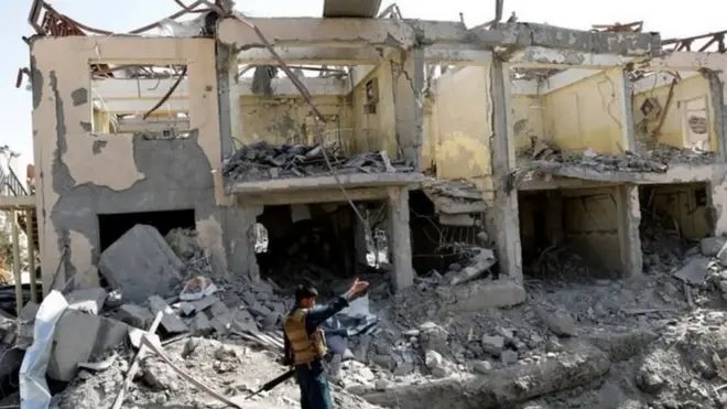 धमाके के बाद इमारतें मलबे में तब्दील हो गईं