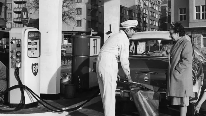 Dulu pom bensin tak hanya menyediakan bahan bakar, banyak di antaranya yang juga berfungsi sebagai bengkel.