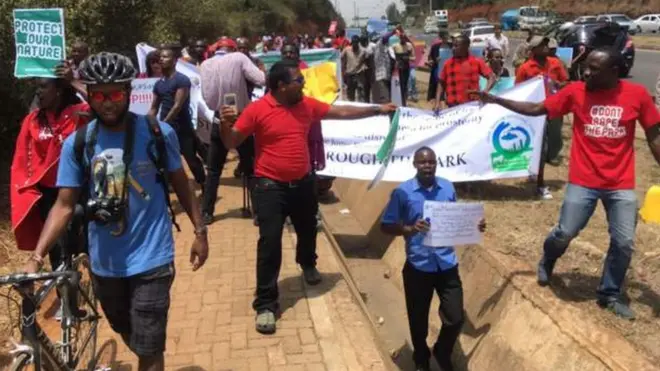 Manifestation d'écologistes et de riverains du Parc national de Nairobi, contre un projet ferroviaire du président kényan.