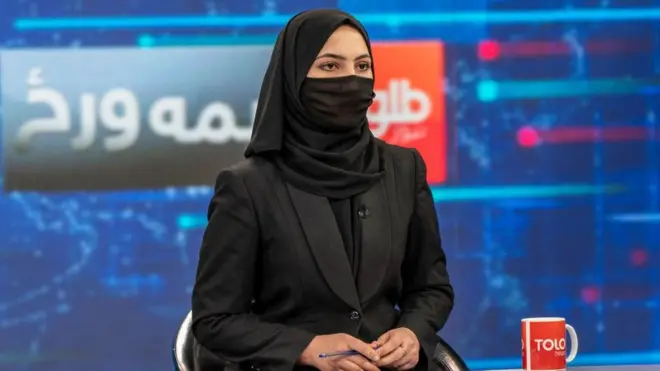 Presenter Tolo News Sonia Niazi menutupi wajahnya selama siaran