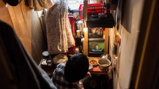 香港一些隔斷房（又稱"劏房"）的面積比監獄的囚室還小。