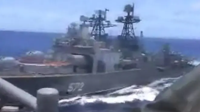 Екіпаж американського корабля USS Chancellorsville міг зблизька роздивитись російський військовий корабель "Адмірал Виноградов"