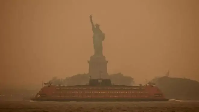 تمثال الحرية في نيويورك مكسو بالضباب