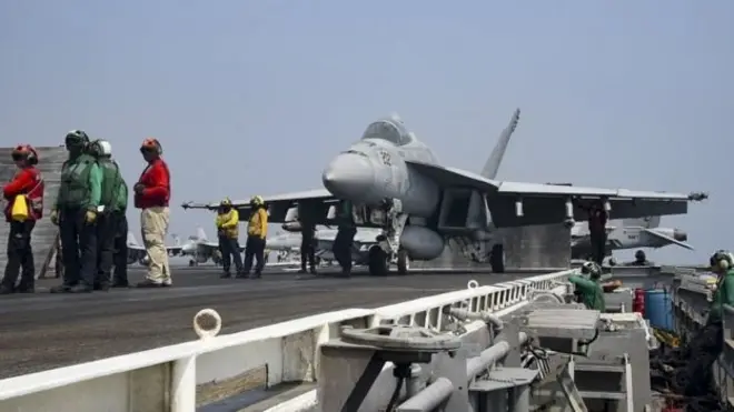 خلیج کې د امریکا الوتک وړونکې بېړۍ.