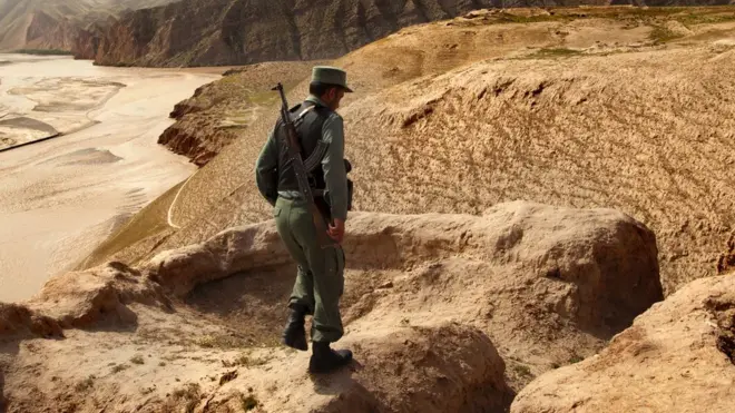 ولایتي چارواکي وایي، موندل شوي مړي د پولیسو دي او طالبانو سوځولي