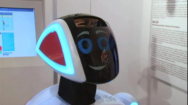 روبوت يرافق الزوار خلال جولتهم في متحف التاريخ المعاصر في موسكو