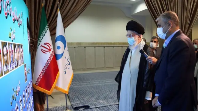 آیت‌الله خامنه‌ای صبح امروز به مدت یک ساعت و نیم از نمایشگاه دستاوردهای صنعت هسته‌ای ایران بازدید کرد