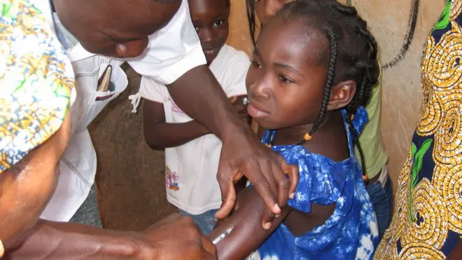 Girl dey collect vaccination