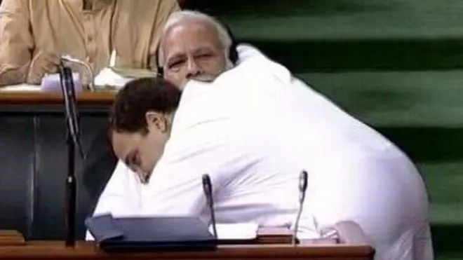 વડાપ્રધાન નરેન્દ્ર મોદીને લોકસભામાં આલિંગન આપી રહેલા કોંગ્રેસના પ્રમુખ રાહુલ ગાંધી