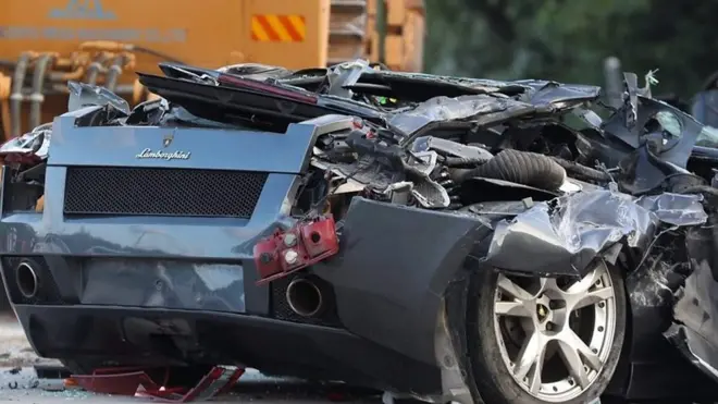 الرئيس الفلبيني رودريغو دوتيرتي، يأمر بتهشيم سيارات فارهة وباهضة الثمن في إطار حملته على الفساد. تلك السيارات الفارهة مهربة وتنوعت بين لامبورغيني ومرسيديس وبورش.