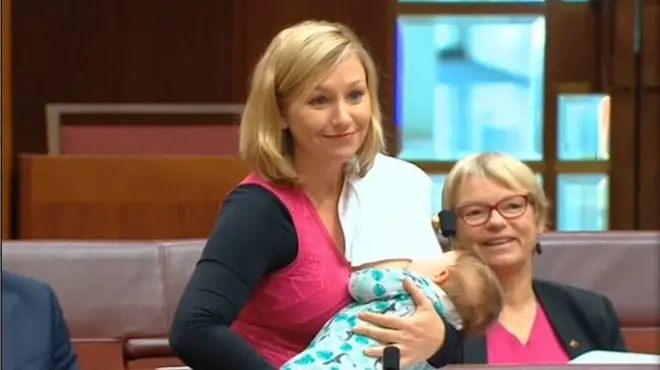 Avustralyalı anne emzirirken