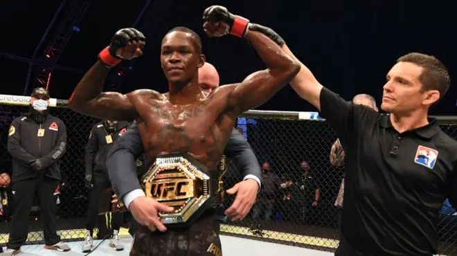 Israel Adesanya wit im middleweight belt