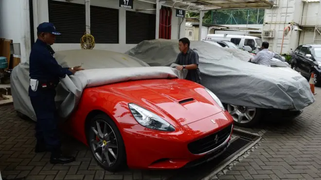 Salah satu mobil mewah yang disita KPK dari kediaman Tubagus Chaeri Wardana alias Wawan. Adik mantan Gubernur Banten Atut Chosiah itu disebut 'meminjamkan' mobil kepada sejumlah anggota DPRD Banten.