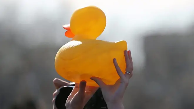 Игрушка-уточка стала одним из символов массовых протестов против коррупции