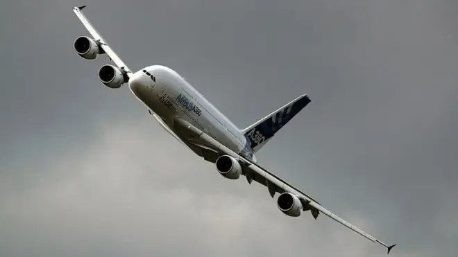 El Airbus A380 puede transportar a 544 pasajeros en cuatro clases distintas y hasta 3.000 maletas.