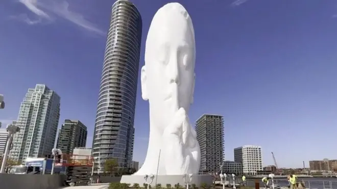 Статуя "Душа воды" обращена к Манхэттену.