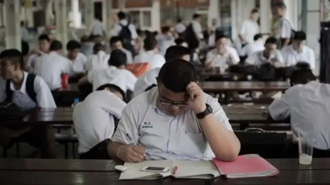 นักเรียนกำลังอ่านหนังสือ