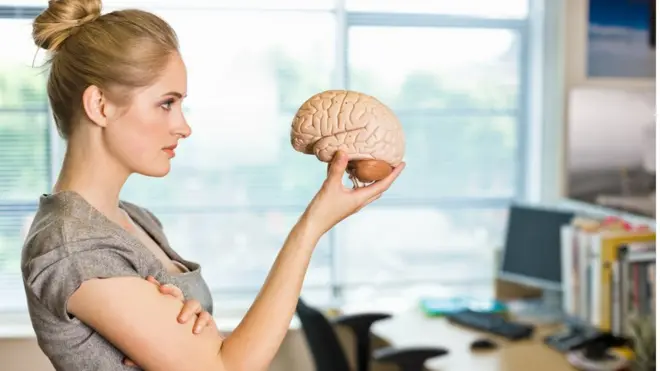 Dubartii sammuu keessaa harkatti qabattee teessu