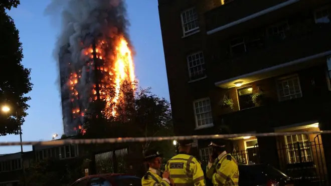 Огонь, по словам очевидцев, распространялся по фасаду Грефнелл-тауэр