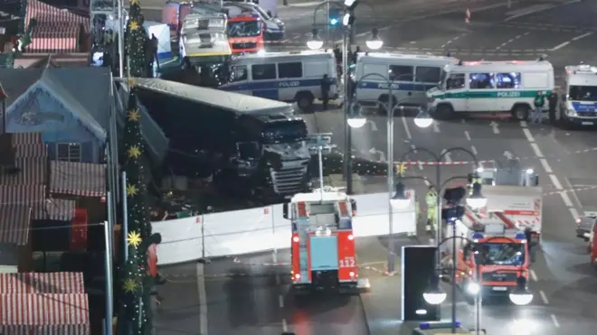 बाज़ार में लॉरी घुसने के बाद घटनास्थल की तस्वीर