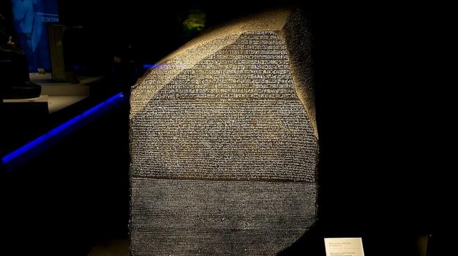 كيف فك حجر رموز اللغة المصرية القديمة؟