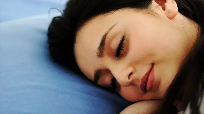 నిద్ర పోతున్న యువతి