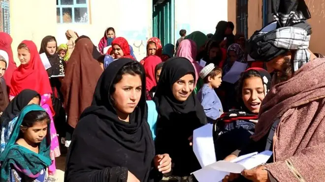 ۶۳ کلن پلار هره ورځ خپلې لوڼې ۲۴ کیلو متره لیرې ښوونځي ته بیايي، دې کار دغه پلار د افغانستان سوېل ختیځ پکتیکا ولایت کې پر خواله رسنیو پر یوه اتل اړولی دی. نور وېډیو کې کتلی شئ.