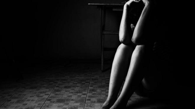 Vultoesportes copa do mundomulher sentada com as mãos na cabeça