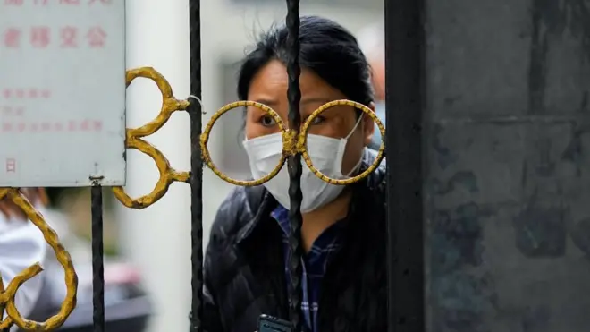 Persona en cuarentena en Shanghái