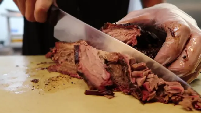 لیلیٰ حسن علی حلال کھانے کے ریستورانون کے ریویوز لکھتی ہیں