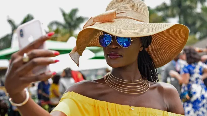 Dubartii ofee ka'aa jirtu, Yugaandaa magaalaa Kampaalaa keessatti. Sanbata , Hagayya 25,2018.