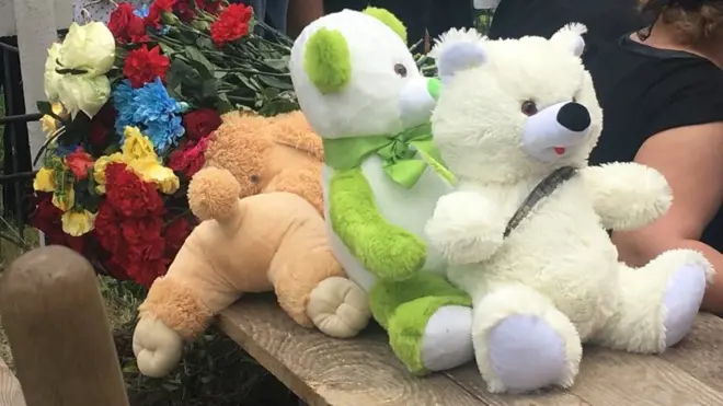 Іграшки на кладовищі