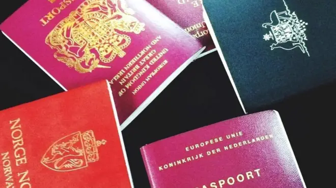 عدد من جوازات السفر