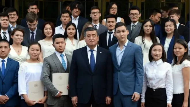 Жалпы республикалык тесттен жогорку балл алган бүтүрүүчүлөрдү куттуктоо аземи.