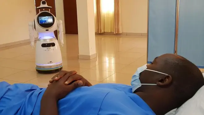 U Rwanda rwatangiye gukoresha robots mu kwita ku barwaye coronavirus no kugenzura ahantu haca abantu benshi