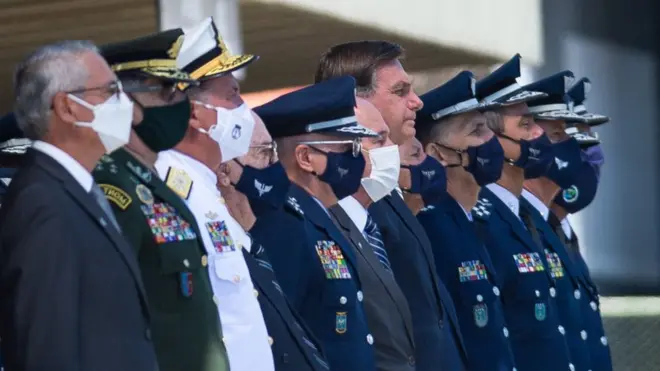 O presidente Jair Bolsonaro junto a militares brasileiros