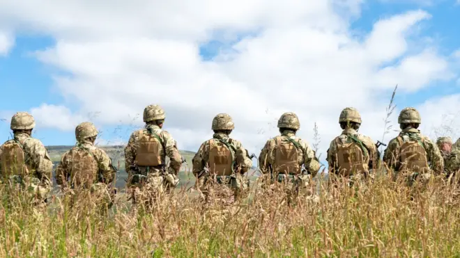 Українські військові новобранці на навчаннях в Англії. Чисельність ЗСУ з початку війни зросла в 5 раз.