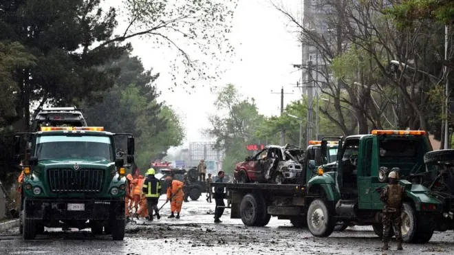 د افغانستان پلازمېنې کابل نهمې امنیتي حوزې اړوند شش درک د ګڼې ګوڼې پر یوه سړک ځانمرګي برید لږترلږه اته ولسي وګړي وژلي او تر شلو ډېر نور یې ټپیان کړي دي.