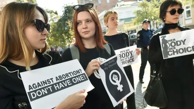 Kürtaj yasa tasarısını protesto eden Polonyalı kadınlar