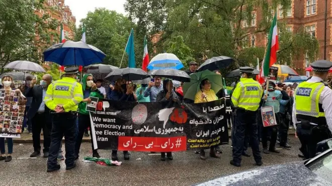 مقابل سفارت ایران