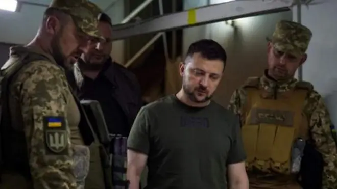 यूक्रेन के राष्ट्रपति ज़ेलेंस्की अपने सैनिकों के साथ