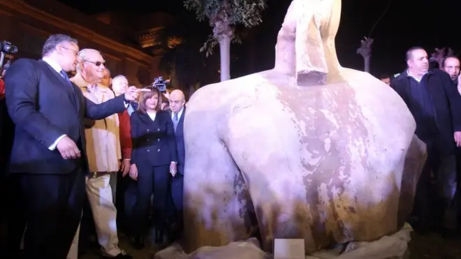 پیل کې داسې انګیرل کېده چې ګني مجسمه د دویم رمسیس ده