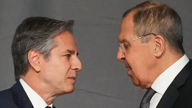 Госсекретарь Энтони Блинкен (слева) обещал говорить с Лавровым прямо и откровенно