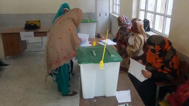 د دې سیمې اوسېدونکې او د ښځو د بنسټیزو حقونو فعاله شاد بيګم وايي، ډيره خوښه ده چې ښځې يې په ټاکنو کې وليدې او خپله رایه يې ورکړه.