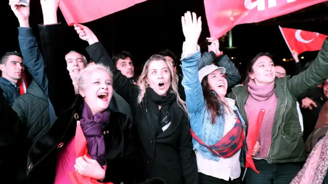 احتفل مؤيدو حزب الشعب الجمهوري المعارض في أنقرة يوم الأحد ليلا.