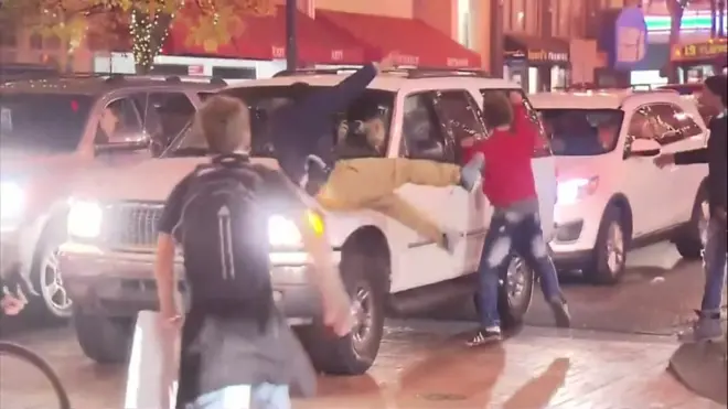 В Портленде, штат Орегон, протестующие против избрания Дональда Трампа закидали камнями полицейских. Те в ответ применили слезоточивый газ и резиновые пули.