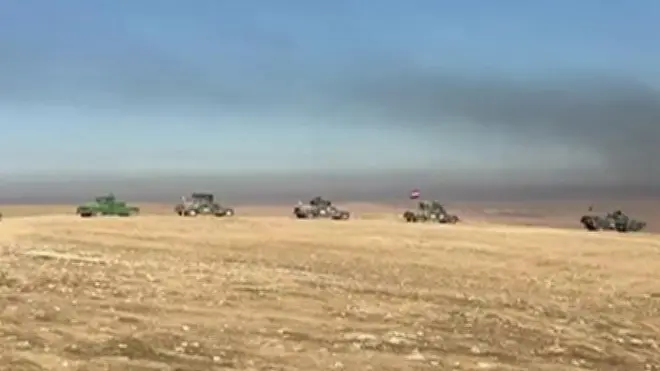 Mosula doğru irəliləyən əsgərlər