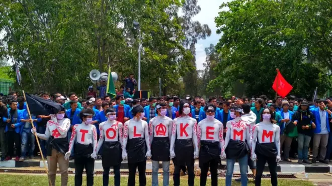 Para mahasiswa menentang pemberian izin PT EMM untuk beroperasi di Aceh.